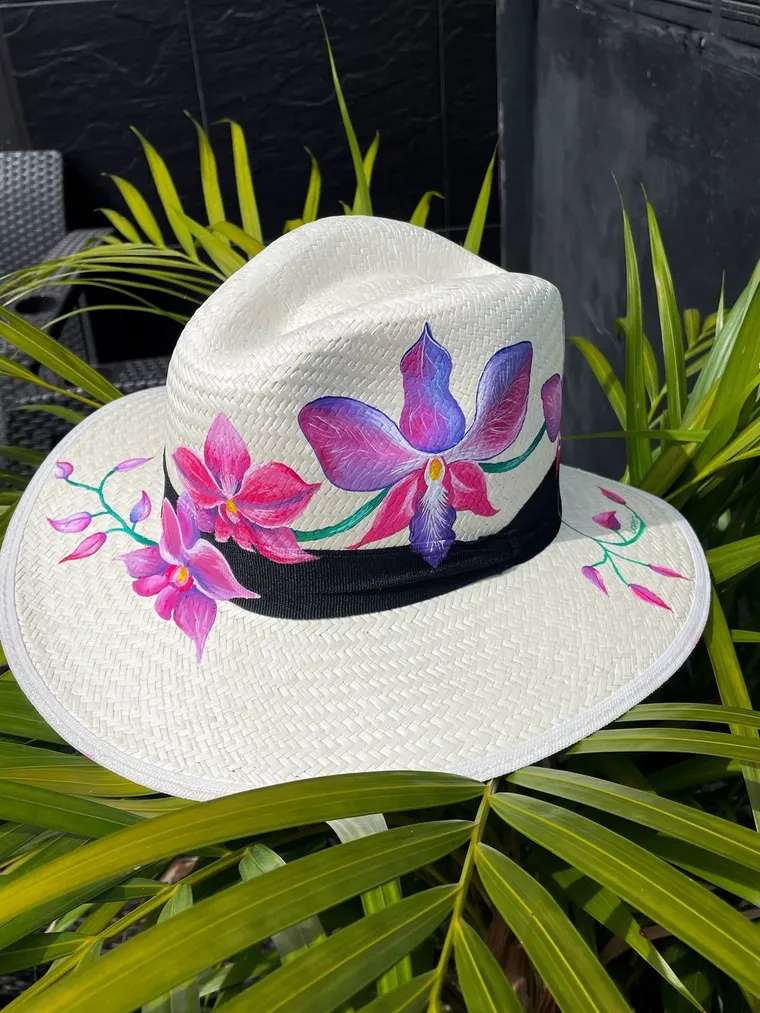 Sombrero para la Feria de las Flores pintado a mano — sombrero brisa blanco con flores, Luciptera Medellín