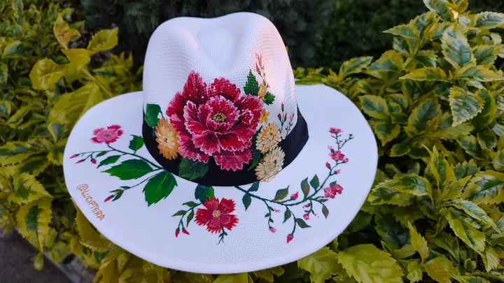 Sombrero brisa pintado a mano, diseño Hibisco, con Hibisco / cayena roja y flores silvestres — Luciptera