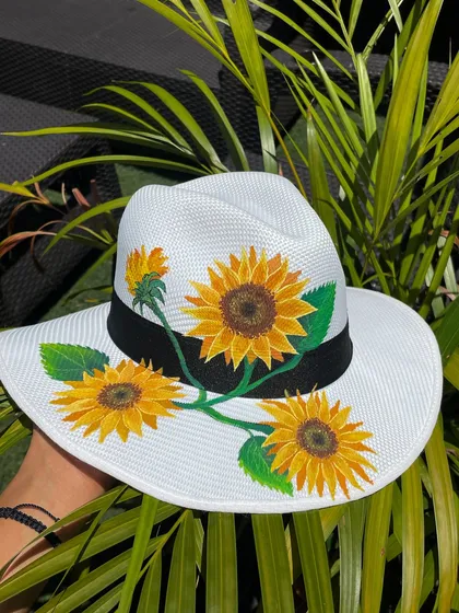 Sombrero para la Feria de las Flores pintado a mano con girasoles y hojas verdes — diseño Girasol, Luciptera Medellín