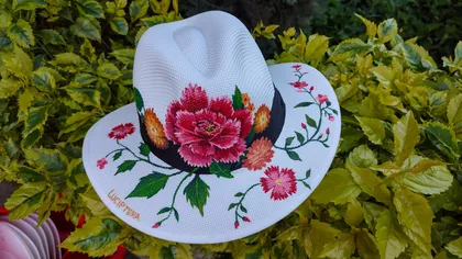 Sombrero para la Feria de las Flores pintado a mano con peonía roja y flores naranjas — diseño Jardín Floral, Luciptera Medellín