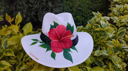 Sombrero para la Feria de las Flores pintado a mano con hibisco / cayena roja y flores silvestres — diseño Hibisco, Luciptera Medellín