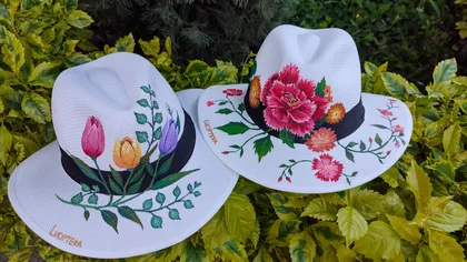 Sombrero para la Feria de las Flores pintado a mano con tulipanes (rosado, amarillo y morado) y hojas verdes — diseño Tulipanes, Luciptera Medellín