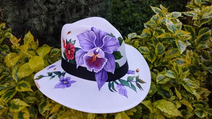 Sombrero para la Feria de las Flores pintado a mano con orquídea (cattleya) y flores moradas y fucsia — diseño La Reina de la Feria, Luciptera Medellín