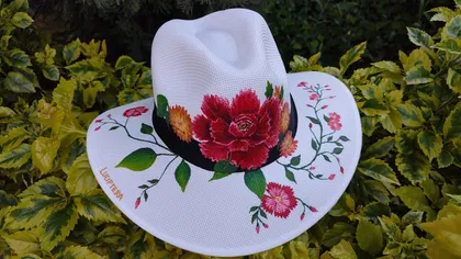 Sombrero para la Feria de las Flores pintado a mano con peonía roja y flores naranjas — diseño Jardín Floral, Luciptera Medellín